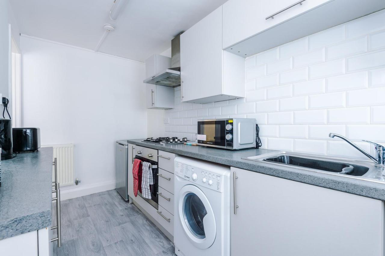 Holiday home Stylish 2 Bedroom House, Entire Home, Free Parking, Wifi & Netflix *