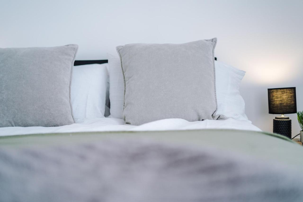 Stylish 2 Bedroom House, Entire Home, Free Parking, Wifi & Netflix