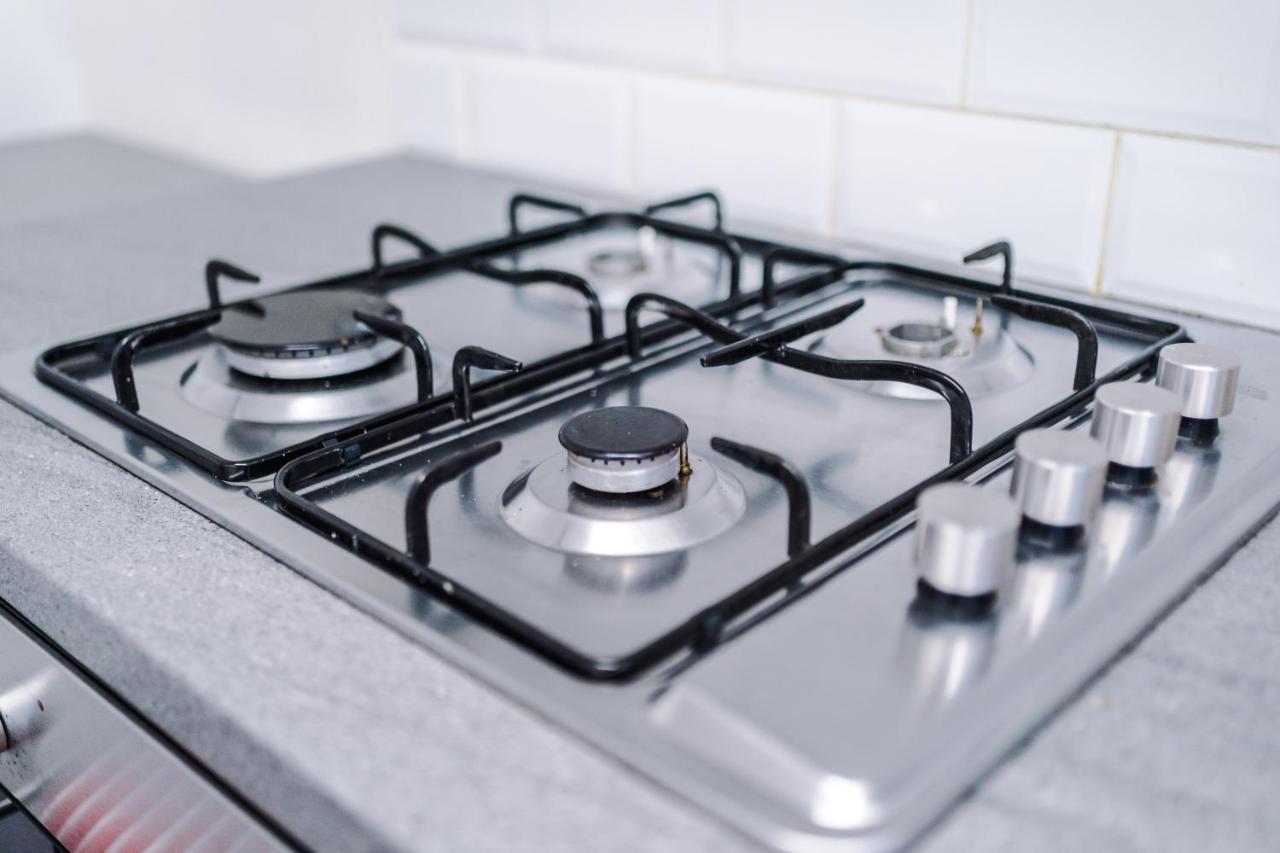 Stylish 2 Bedroom House, Entire Home, Free Parking, Wifi & Netflix *