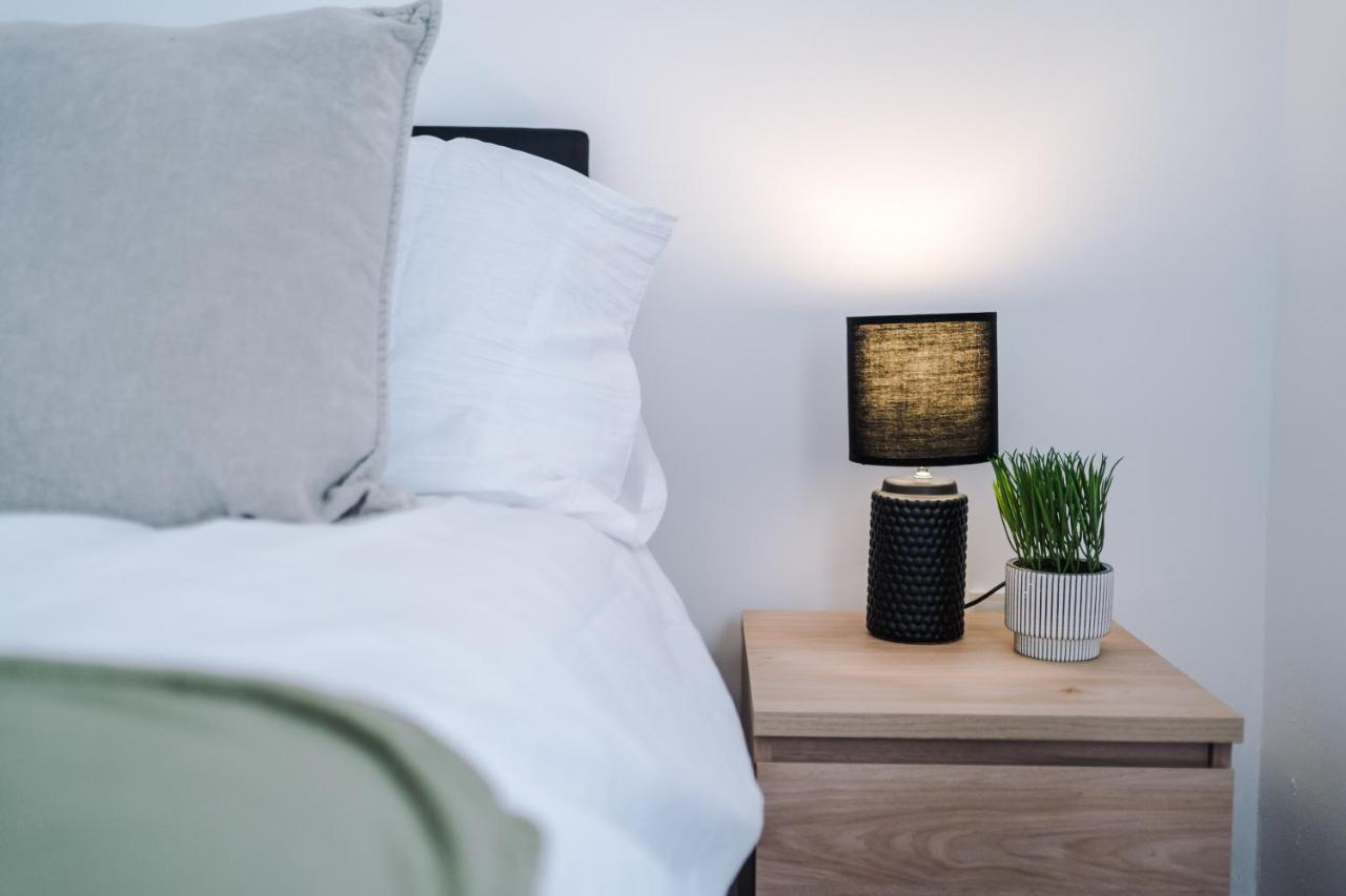 Stylish 2 Bedroom House, Entire Home, Free Parking, Wifi & Netflix Liverpool