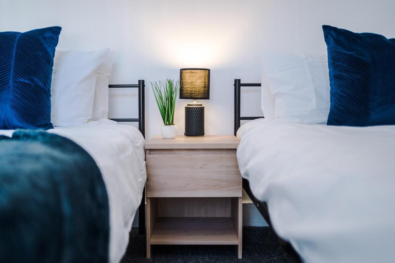 Holiday home Stylish 2 Bedroom House, Entire Home, Free Parking, Wifi & Netflix *